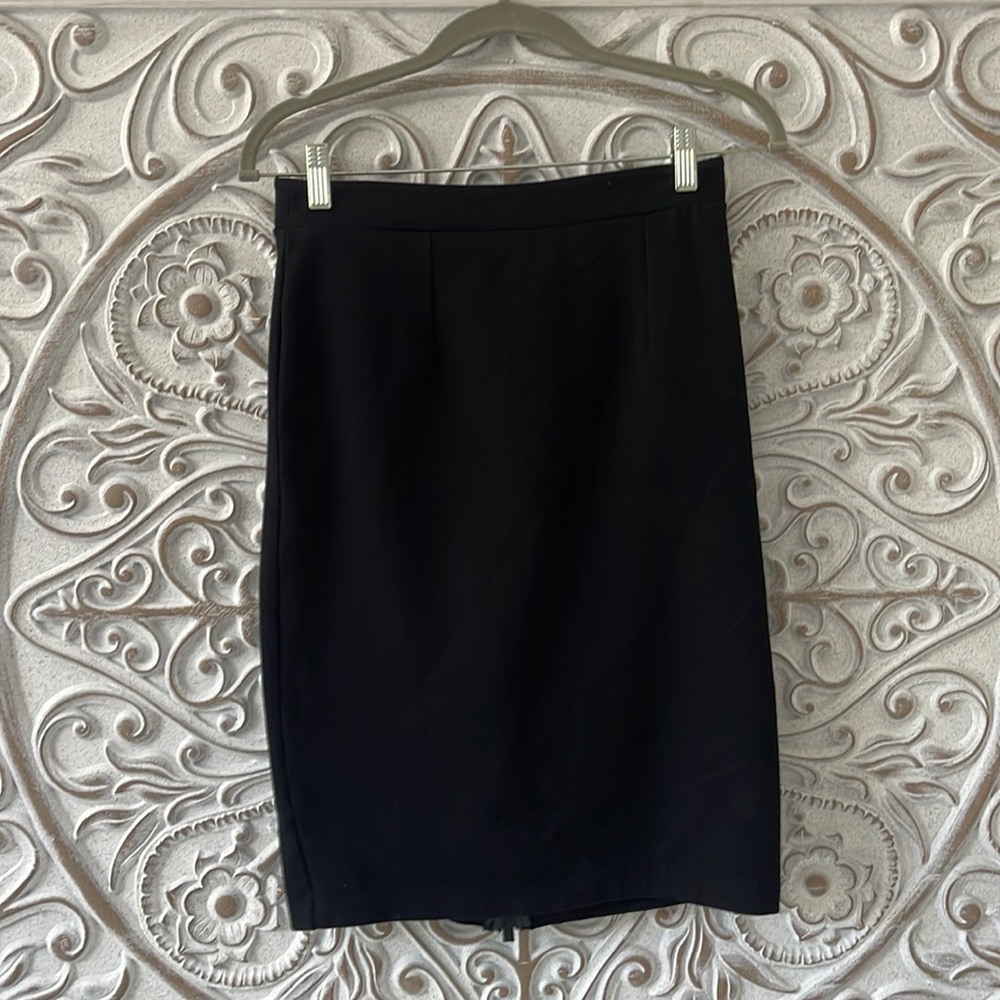 Halogen size 2 black pencil skirt with working zipper detail in the back.